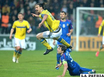 Doblete de Ibrahimovic para la victoria de Suecia