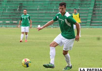 Martín Dalence es tomado en cuenta en el once titular