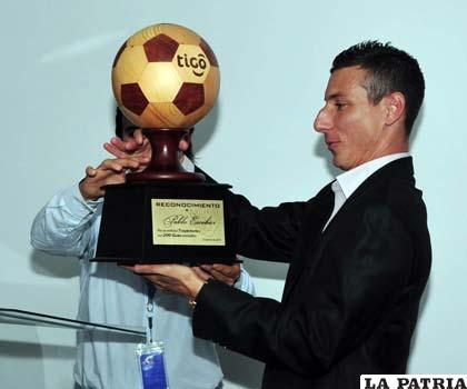 Pablo Escobar con el trofeo que le entregó Tigo