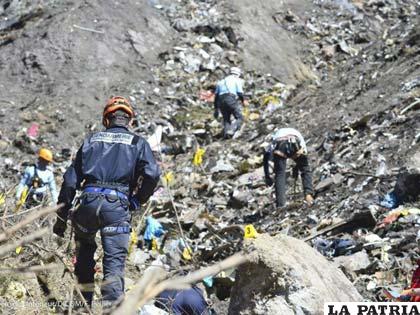 Personal de rescate continúa en la búsqueda de restos de las víctimas del siniestro aéreo