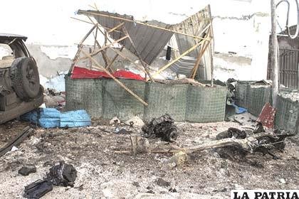 Escombros que dejó el coche bomba en Mogadiscio