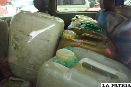 Bidones de gasolina que eran trasladados a Qaqachaka