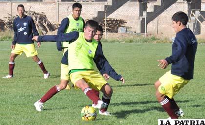 Muñoz intenta burlar la marca de Parrado, ocurrió ayer en el entrenamiento