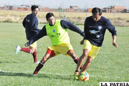 Puma y Zabala en la disputa del balón