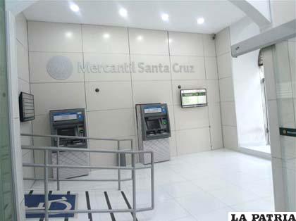 Modernos cajeros automáticos del Banco Mercantil Santa Cruz