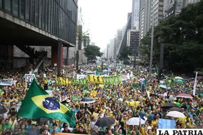 Millones de personas protestaron contra el gobierno de Rousseff