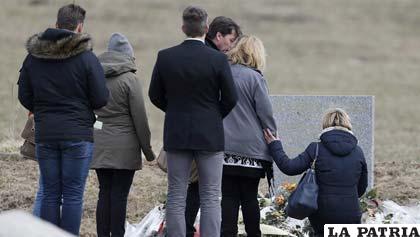 Familiares de víctimas del avión visitan el memorial instalado en Le Vernet, Francia