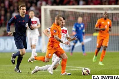 Wesley Sneijder, de Holanda, intenta superar la marca de su rival