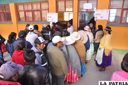 Masiva presencia de electores durante las primeras horas de votación