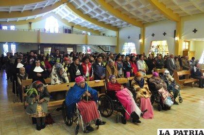 Misa de Domingo de Ramos en el Asilo de Ancianos