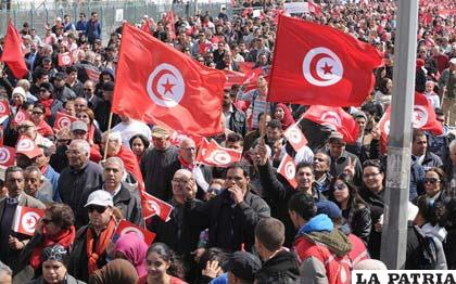 Multitudinaria marcha en Tunez en contra del terrorismo