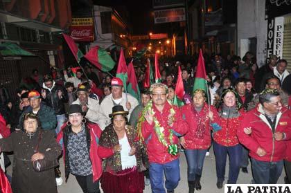 Edgar Bazán junto a sus militantes salieron a festejar por las calles de Oruro