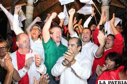 René Oliva festeja su triunfo en Tarija