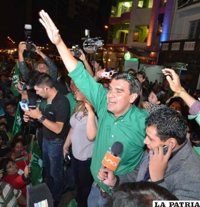 José María Leyes, electo alcalde por Cochabamba saluda a sus adeptos