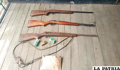 Rifles y municiones secuestradas en la casa del aprehendido /Felcc