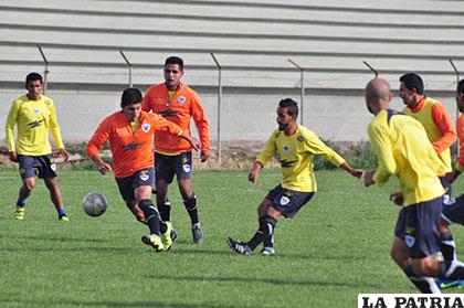 Ayer por la tarde el equipo hizo trabajo técnico en su cancha