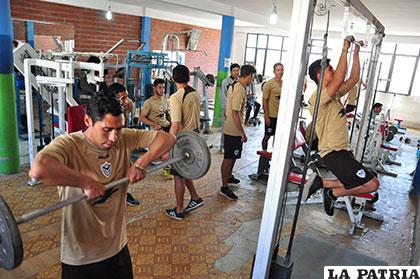 El plantel durante su trabajo en el gimnasio
