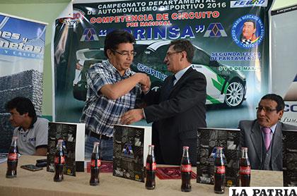 El presidente de la AADO, Igor Valenzuela, durante un encuentro 
fraternal con el empresario Tomás Vargas