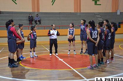 El profesor Flores reunido con su equipo