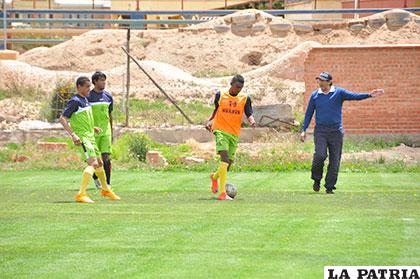 El técnico Claudio Marrupe da indicaciones a Guillermo Berríos, Josué de Souza y Miguel Cabrera
