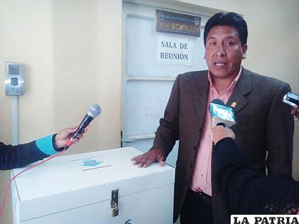 Presidente de la Brigada Parlamentaria de Oruro, Gonzalo Choque Huanca, en la habilitación del buzón