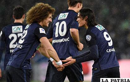 David Luiz y Edinson Cavani celebran la clasificación del PSG