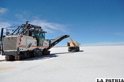 La mayor reserva mundial de litio se encuentra en el salar de Uyuni y su explotación está siendo racionalmente desarrollada con tecnología apropiada