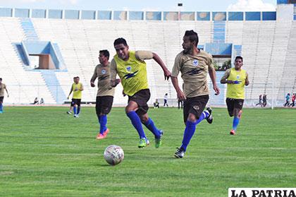 Charles Da Silva con el dominio de la pelota