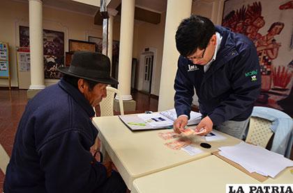Entrega de recursos económicos a comunarios