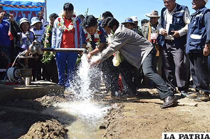 Gobernador entregó cuatro pozos de agua en Challapata