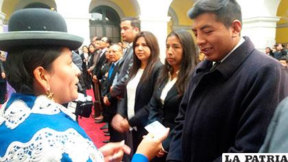 La ministra de Justicia, Virginia Velasco, entrega credenciales a los abogados empadronados en el RPA