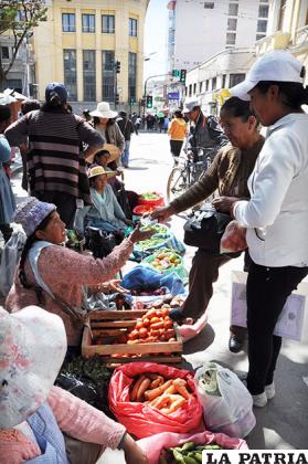 Comerciantes vendieron sus productos en la plaza principal 10 de Febrero