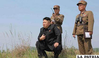 Kim Jong-un supervisa una de las maniobras militares norcoreanas /galiciae.com