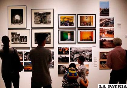 Fotografías que se exhiben en el Centro Cultural La Moneda de Santiago