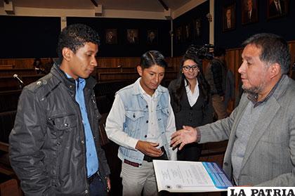 El rector Carlos Antezana, en la entrega de credenciales