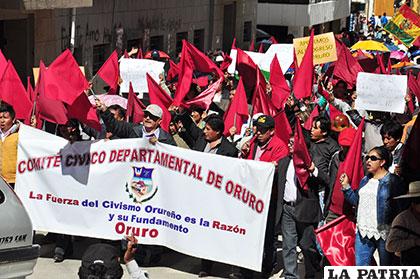 Multitudinaria marcha convocada por el Comité Cívico