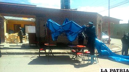 Guardias municipales proceden al comiso de las carpas del local clandestino