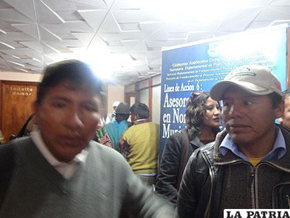 Isidoro Sánchez (izq.) y Cristóbal Rafael  del Control Social de San Pedro de Totora