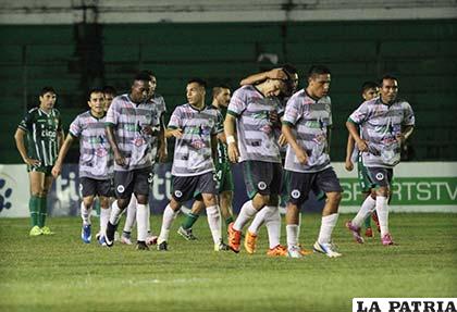 La alegría de los jugadores de Petrolero por el empate en Santa Cruz /APG