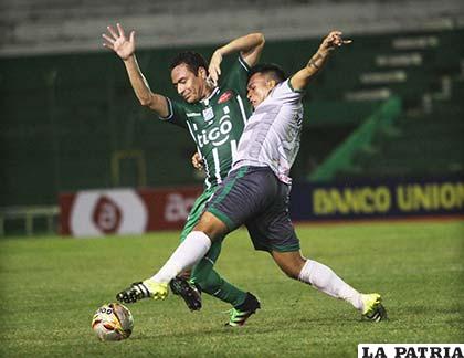 La acción del partido que se disputó anoche en Santa Cruz /APG