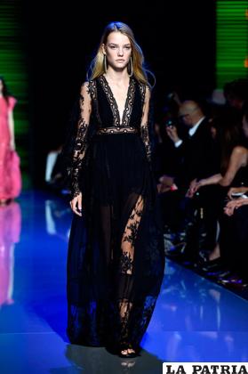 Vestido largo negro con abertura frontal de la colección de primavera-verano 2016 de Elie Saab /bekiamoda.com