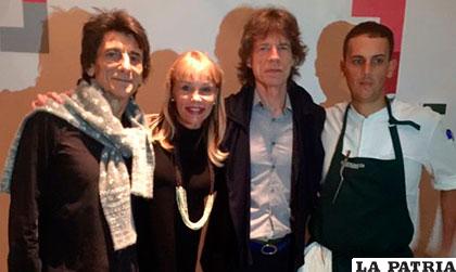 Ronnie Wood y Mick Jagger, posan con Astrid Gutsche y el chef César Bellido /peru21.pe