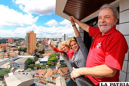Dilma Rousseff alza la mano de Lula en señal de apoyo /yucatan.com