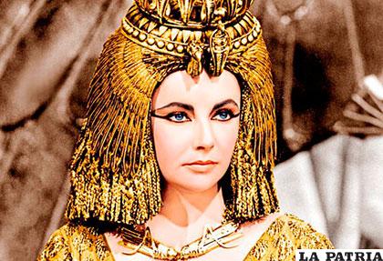 Elizabeth Taylor en el papel de la seductora Cleopatra