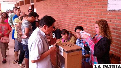 Ciudadanos votando en Santa Cruz /ERBOL.COM.BO