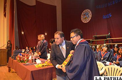 Autoridades universitarias en el acto de promoción