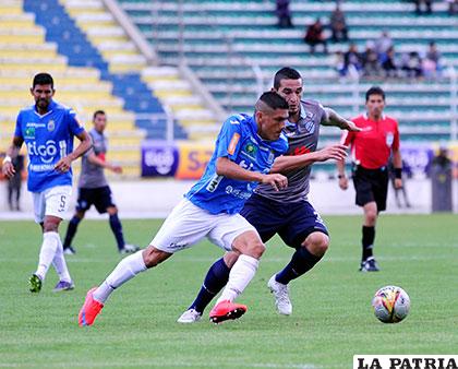 Hurtado y Cellerino en la disputa del balón /APG