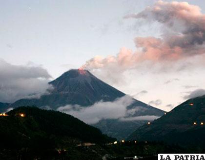 El volcán Tungurahua en Ecuador lanza columnas de humo y cenizas /vistazo.com