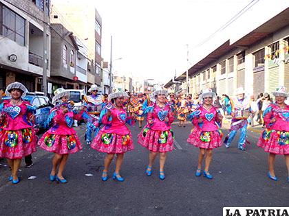La simpatía de Cullaguada Oruro en Perú
