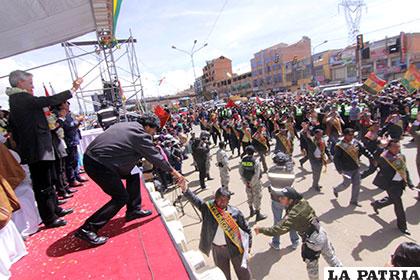 Mandatarios estuvieron presentes en desfile del 31 aniversario de la ciudad de El Alto /ABI.BO